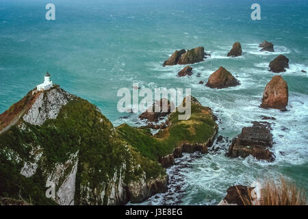 Faro sul Nugget Point - straordinari parte dell'Isola Sud della Nuova Zelanda coast Foto Stock