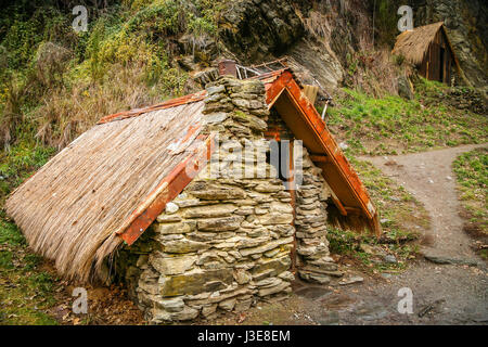 Piccola vecchia casa di pietra e rocce abitate lungo tempo fa da lavoratori cinesi in Nuova Zelanda Foto Stock