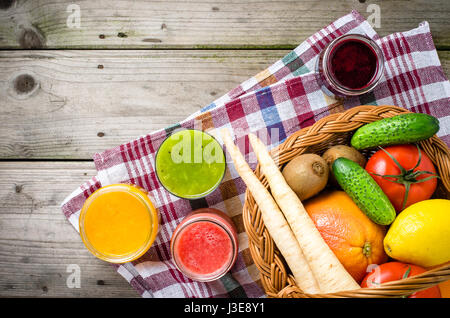 Ortaggi freschi e succhi di frutta sul tavolo di legno Foto Stock