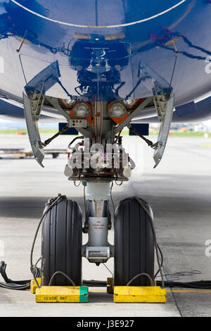Le ruote sulla prima prova di aeromobili Boeing 787 Dreamliner rendendo il primo sbarco nell'emisfero sud, aeroporto internazionale di Auckland, Nuova Foto Stock
