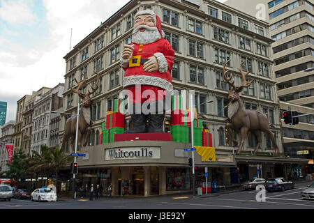 Il 20m alto Santa in piedi fuori Whitcoulls in Queen Street, Queen Street, Auckland, Nuova Zelanda Foto Stock