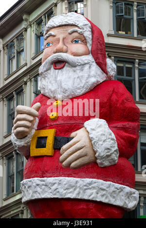 Il 20m alto Santa in piedi fuori Whitcoulls in Queen Street, Queen Street, Auckland, Nuova Zelanda Foto Stock