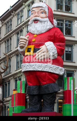 Il 20m alto Santa in piedi fuori Whitcoulls in Queen Street, Queen Street, Auckland, Nuova Zelanda Foto Stock