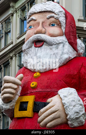 Il 20m alto Santa in piedi fuori Whitcoulls in Queen Street, Queen Street, Auckland, Nuova Zelanda Foto Stock