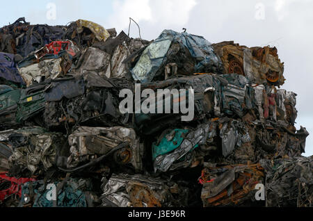 All'interno di un locale di interruttore di auto e dismantler, La Reunion Foto Stock