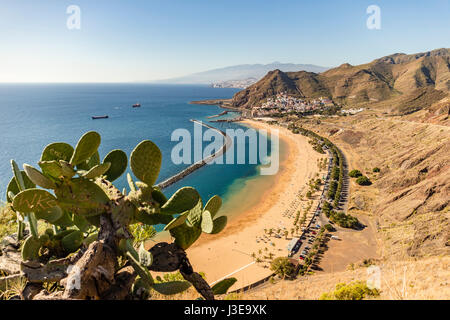 Vista aerea su Teresitas Beach vicino a Santa Cruz de Tenerife su isole canarie Foto Stock