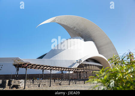Il Tenerife Opera House che è un simbolo per la capitale di Tenerife, Santa Cruz de Tenerife Foto Stock