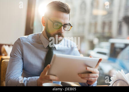 La lettura dei dati finanziari Foto Stock