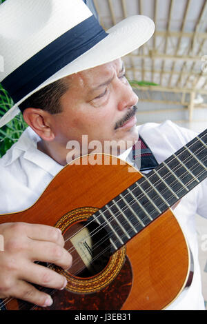 Miami Florida,Tropical Park,progetto di soccorso dell'esodo cubano,festival,festival,politico,musicisti,quintetto,Son de mi Tierra,esilio,Diaspora,uomo ispanico me Foto Stock