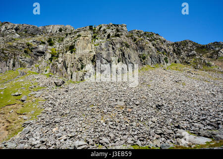 Clogwyn y Grochan; scogliera del Calderone, precedentemente noto come Clogwyn y Geifr o Cliff di capre in Llanberis passano nella Snowdonia National Pa Foto Stock