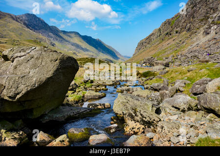 Afon Nant Peris, il fiume che scorre attraverso il robusto e scenic Llanberis passano in Snowdonia, Gwynedd, il Galles del Nord. Una popolare area di Snowdonia N Foto Stock