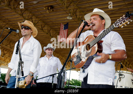 Miami Florida,Tropical Park,progetto di soccorso dell'esodo cubano,festival,festival,politico,musicisti,quintetto,Son de mi Tierra,esilio,Diaspora,uomo ispanico me Foto Stock