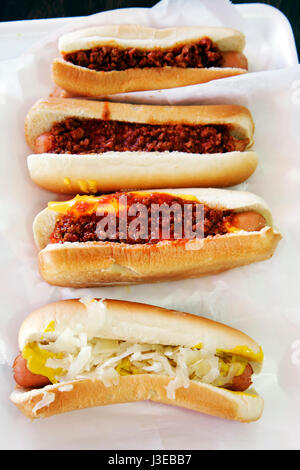 Miami Florida, Arbetter Hot Dogs, ristorante ristoranti, cibo, caffè, chili, kraut, cibo, cibo, bun, FL080921147 Foto Stock