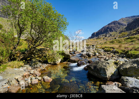 Afon Nant Peris, il fiume che scorre attraverso il robusto e scenic Llanberis passano in Snowdonia, Gwynedd, il Galles del Nord. Una popolare area di Snowdonia N Foto Stock