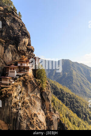 La maggior parte luogo sacro in Bhutan si trova sul 3.000-piede alta rupe di Paro valley Foto Stock