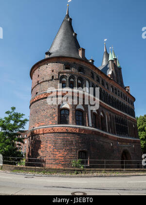 La Holsten Tor in Lübeck, Schleswig-Holstein, Germania Foto Stock