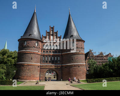 La Holsten Tor in Lübeck, Schleswig-Holstein, Germania Foto Stock