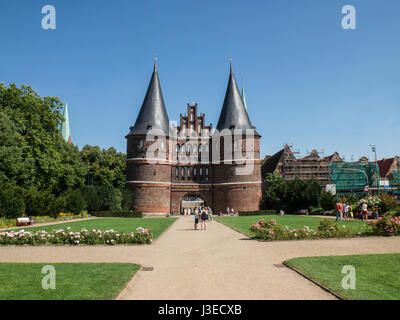 La Holsten Tor in Lübeck, Schleswig-Holstein, Germania Foto Stock