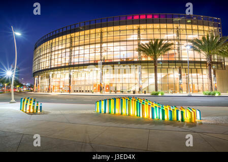 Illuminato colonne colorate accanto alla San Diego Marriott Marquis & Marina. Il centro cittadino di San Diego, California. Foto Stock