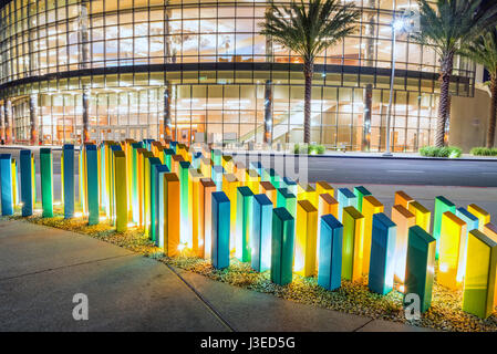 Illuminato colonne colorate accanto alla San Diego Marriott Marquis & Marina. Il centro cittadino di San Diego, California. Foto Stock