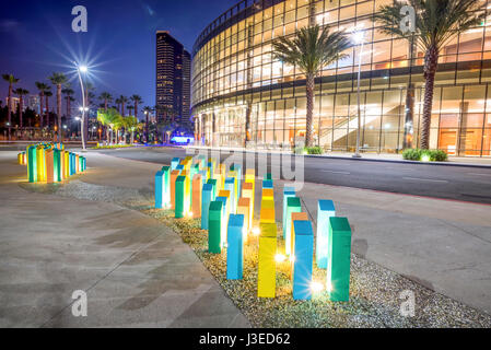 Illuminato colonne colorate accanto alla San Diego Marriott Marquis & Marina. Il centro cittadino di San Diego, California. Foto Stock