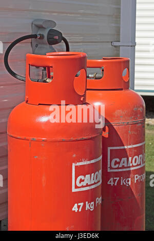 Due 47kg Calor Gas bottiglie agganciato ad una roulotte statiche su una vacanza caravan park Foto Stock