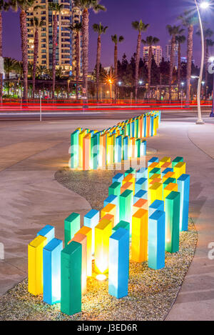 Illuminato colonne colorate accanto alla San Diego Marriott Marquis & Marina. Il centro cittadino di San Diego, California. Foto Stock