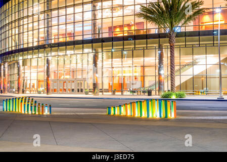 Illuminato colonne colorate accanto alla San Diego Marriott Marquis & Marina. Il centro cittadino di San Diego, California. Foto Stock