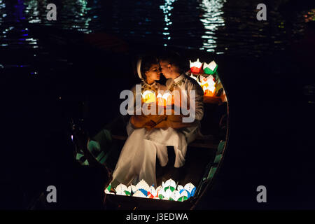 Hoi An, Vietnam - marzo 11 2017: spose vietnamita in costume tradizionale sulla barca, luna piena notte del festival Foto Stock