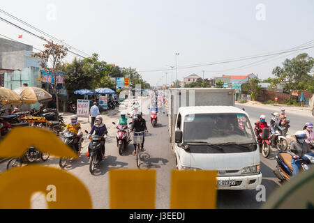 Vietnam - marzo 11 2017: affollata strada interurbana (tra Da Nang e Hoi An). Il traffico pesante a causa della prossima luna piena festival Foto Stock