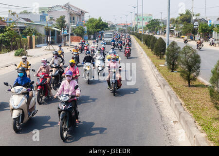 Vietnam - marzo 11 2017: affollata strada interurbana (tra Da Nang e Hoi An). Il traffico pesante a causa della prossima luna piena festival Foto Stock