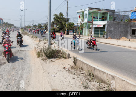 Vietnam - marzo 11 2017: affollata strada interurbana (tra Da Nang e Hoi An). Il traffico pesante a causa della prossima luna piena festival Foto Stock
