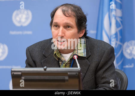 New York, Stati Uniti d'America. Il 4 maggio, 2017. Brian Keane, relatore della XVI sessione dell'ONU Forum Permanente sulle Questioni Indigene, è visto in sede di Nazioni Unite press briefing room. Il penultimo giorno del XVI Forum Permanente sulle Questioni Indigene (24 Aprile - 5 Maggio), Forum relatore Brian Keane, membro del Forum Les Malezer e mai sottile Yu Mon dall'Asia indigeni il Patto ha parlato a una conferenza stampa presso la sede delle Nazioni Unite, offrendo la loro valutazione del Forum risultati chiave. Credito: PACIFIC PRESS/Alamy Live News Foto Stock