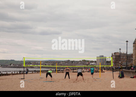 La gente che camminava sul Portobello Beach nel capitale della Scozia, Edimburgo. Foto Stock