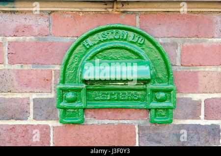 Piccolo vecchio montato a parete letter box in Jewellery Quarter in Birmingham Foto Stock