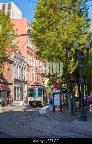 TriMet MAX Light Rail Treno in avvicinamento stop nel centro di Portland, Oregon, Stati Uniti d'America Foto Stock