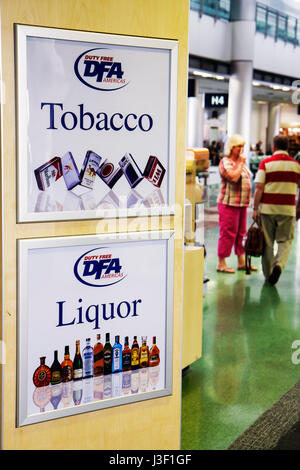 Miami Florida International Airport mia, duty free, pubblicità pubblicitaria, insegne, tabacco, liquori, vizi, shopping shopper shopping negozio negozi di mercato Foto Stock