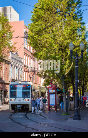 TriMet MAX Light Rail treno alla fermata nel centro di Portland, Oregon, Stati Uniti d'America Foto Stock