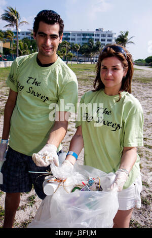 Miami Beach Florida,ECOMB,Environmental Coalition of,Miami Beach,Big Sweep,Beach cleanup,studenti volontari volontari volontari volontari lavoro worke Foto Stock