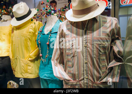 Miami Florida,Coral Gables,Coral Way,Miracle Mile,vestiti,negozio,negozi,aziende,quartiere,vetrina prodotti vendita,guayabera,etnico,camicia Foto Stock