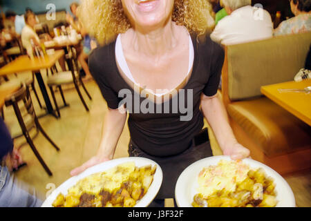 Miami Beach Florida,41st Street,adulti donna donna donna donna donna donna donna donna donna donna donna donna donna donna donna donna donna donna donna, cameriera server dipendenti interni,lavoro,lavoro,server dipendenti Foto Stock
