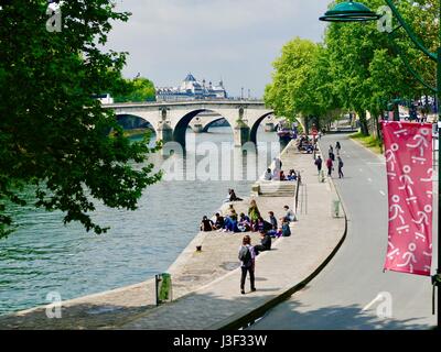 Vista lungo la Senna, compreso il ponte, dalla riva destra, Rives de Seine. Parigi, Francia. Ex Georges-Pompidou express way. Foto Stock