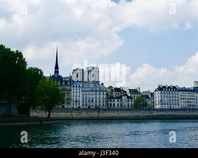 Guardando attraverso la Senna dalla riva destra, la cattedrale di Notre Dame e la punta di île Saint-Louis. Parigi, Francia Foto Stock