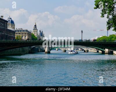 Vista lungo la Senna, compreso il ponte, dalla riva destra, Rives de Seine. Parigi, Francia Foto Stock