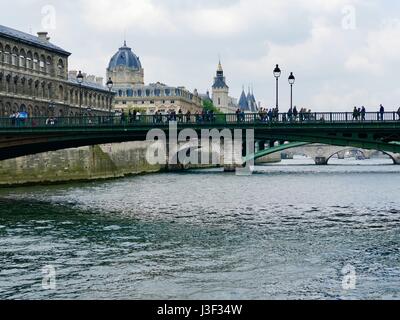 Vista lungo la Senna, compreso il ponte, dalla riva destra, Rives de Seine. Parigi, Francia Foto Stock