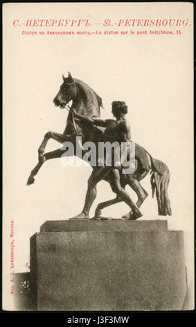 Un'immagine del fiume Fontanka a San Pietroburgo, Russia, che mostra probabilmente una sezione del fiume con notevoli caratteristiche architettoniche. Il Fontanka è un importante corso d'acqua della città, conosciuto per i suoi edifici storici e le viste panoramiche. Foto Stock