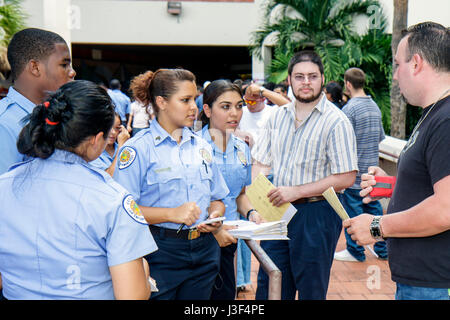 Miami Florida,Dipartimento di polizia di Miami,reclutamento di polizia Casa aperta case casa casa abitazione residenza,ispanico Latino etnia immigrati immigrati Mino Foto Stock