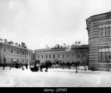 Fontanka 148 è un edificio storico situato lungo il fiume Fontanka a San Pietroburgo, Russia. È conosciuta per il suo significato architettonico e il suo ruolo nel paesaggio culturale e storico della città. Foto Stock