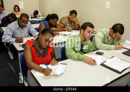 Miami Florida,Miami Dipartimento di polizia,reclutamento polizia Casa aperta,case,multiculturale,africani neri,donne ispaniche donne donne,uomo uomini ma Foto Stock