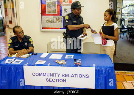 Miami Florida,Miami Dipartimento di polizia,reclutamento polizia Casa aperta,case,uomo nero uomini maschio,donna donne donne,ufficiale,richiedente,occupazione,legge enfo Foto Stock